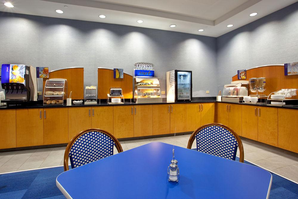 Holiday Inn Express Hotel & Suites Norfolk Airport By Ihg מראה חיצוני תמונה