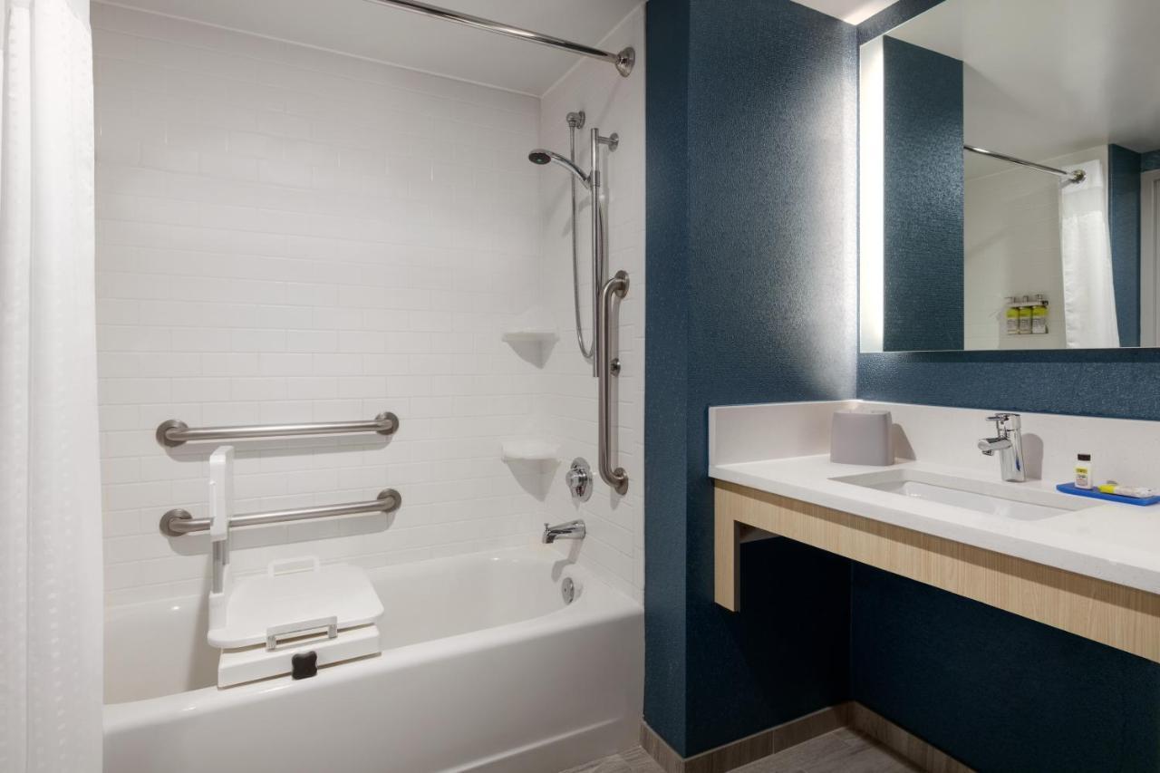 Holiday Inn Express Hotel & Suites Norfolk Airport By Ihg מראה חיצוני תמונה